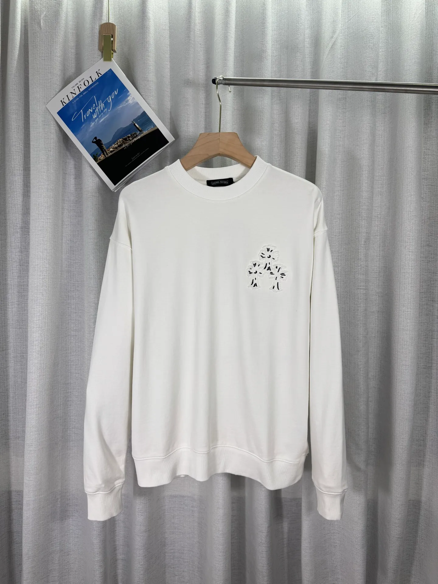 P260 top version, real shot without P, ​​different from market currency) 𝗖𝗵𝗿𝗼𝗺𝗲 𝗛𝗲𝗮𝗿𝘁𝘀/Cro Heart 2025 washed patch embroidery autumn and winter new original single counter American laser burnt 3D three-dimensional color embroidered couple casual sweatshirt 👑The highest version! Customized fabric 420g tripe terry fabric! American acid-washed and distressed original fabric laser burnt ✟appliqué embroidery and exquisite embroidery of letters! The best-selling model in the counter, very comfortable to wear. Accessories: original molded and authenticated collar label➕100% silk wash label. Genuine purchase-grade original hangtag➕matching hanging rope➕3D hanging beads➕original packaging bag. Craftsmanship: The original version has consistent wiring! The highest version of the armhole matching technique! Color: White Black Size: S M L XL Style No.: 25-303